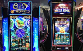 Pemain menikmati permainan live casino interaktif dengan dealer profesional dalam suasana menarik